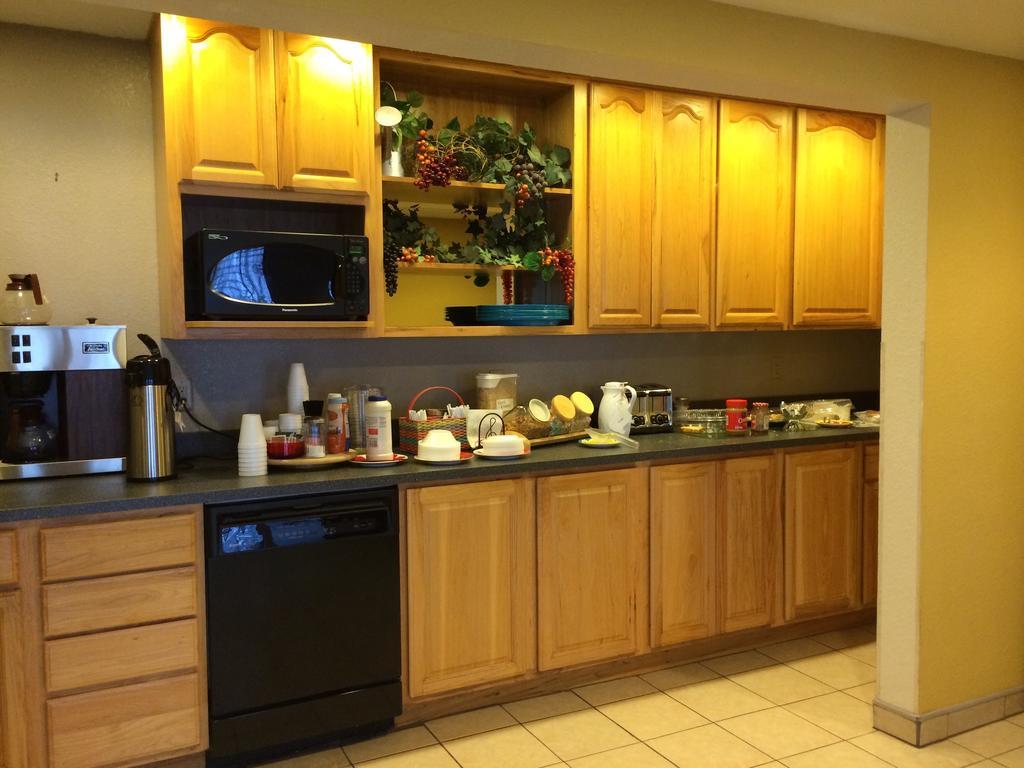 Americas Best Value Inn & Suites - Bluffton Esterno foto
